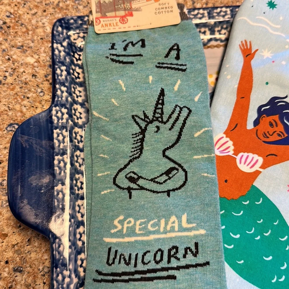 NIP Blue Q Fantasy Fan Pack Mer-Mazing Oven Mitt & Special Unicorn Socks - Picture 4 of 13